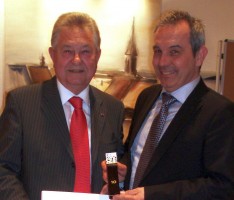 Nußloch: Bürgermeister Rühl erhält Ehrennadel und Ehrenstele