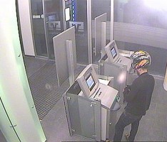 Dreister und dummer EC-Karten-Dieb gesucht! Wer kennt diesen Motorradhelm?