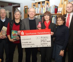 Sparkasse spendet 1000 Euro an die Gemeindebücherei Nußloch