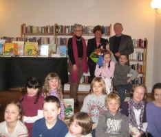 Renate Dyllong spendet Bücherei Nußloch 1.000 Euro