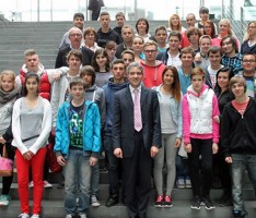 Klassen 9a und 9b der Schillerschule Nußloch im Bundestag bei MdB Dr. Harbarth