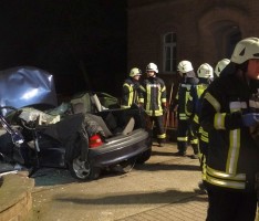 Schwerer Unfall in Nußloch – Zwei Schwerverletzte mit Rettungsschere befreit