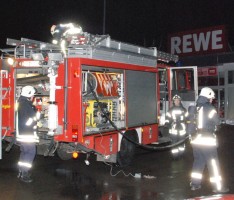 Nußloch: Brand auf dem Dach des REWE-Marktes