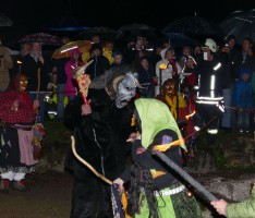 Feucht-gruselige Walpurgisnacht in Nußloch: Gaukler, Grobrunn-Hexen und Guggemusik