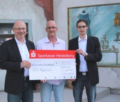 Sparkasse Heidelberg spendet 1250 Euro an die IG Volksschauspiele in Nußloch