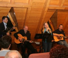 Ein Abend für 4 Gitarren und fünf Stimmen – KulTOUR gastierte in Nußloch