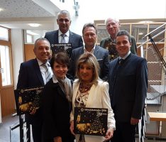 Lions Club stellte die neuen Adventskalender im Nußlocher Rathaus vor