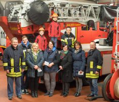 Nußlocher Feuerwehr übergibt Spenden der Christbaumaktion