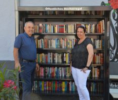 Öffentliches Bücherregal auf dem Nußlocher Lindenplatz