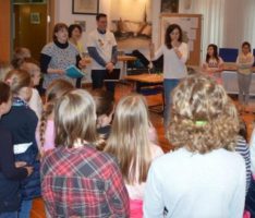 Nußlocher Schillerschule begrüßt Bürgermeister mit dem „Förster-Lied“