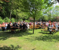 Gut besuchtes Waldfest des FV Nußloch im Brunnenfeld – Feuerstelle qualmte noch