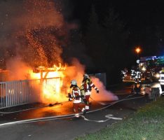 Nußloch: Holzschuppen durch Brand völlig zerstört – Schaden von ca. 10.000 Euro