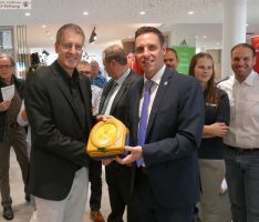 20 zusätzliche Defibrillatoren – Bürgermeister Förster dankt teilnehmenden Unternehmen