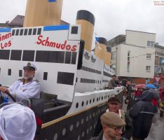 Verregneter Nußlocher Faschingszug – Nur die Titanic freute sich über das Wetter