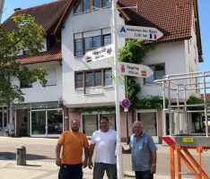 Entfernungsschilder zu Partnergemeinden vor dem Nußlocher Rathaus
