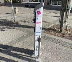 Rad-Service Station vor dem Nußlocher Rathaus installiert