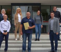 Gratulation an Klaus Neuert für 25 Jahre im Dienste der Gemeinde Nußloch