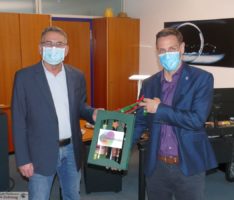 Leimen liefert: Akuter Glühweinmangel im Nußlocher Rathaus wurde beseitigt