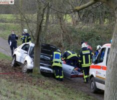 Landstraße Leimen-Nußloch: PKW schleudert gegen Baum – 1 Verletzte/r – Totalschaden