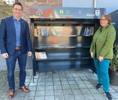 „Nachwuchs“ beim öffentlichen Bücherregal auf Nußlocher Lindenplatz