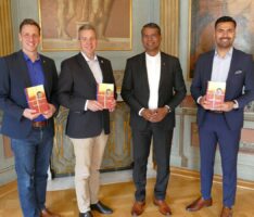 Pfarrer Arul Lourdu stellt den hiesigen Bürgermeistern seine neuen Bücher vor