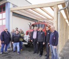 Ein neues Haus für das alte Löschfahrzeug: Feuerwehr erhält Halle und Tor gespendet