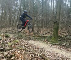 Erfolgreiche Eröffnung des ersten legalen Mountainbike Trails im Nußlocher Wald