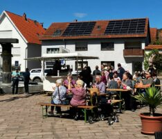 Maibaumstellen 2025 auf dem Lindenplatz – ein neu aufgelegter Brauch