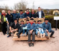 FeTE spendet Relaxliege:  <br>Einweihung am Hühnerspielplatz
