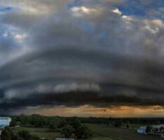 Spektakuläre Shelf Cloud über Nußloch: Ein Anblick der Faszination und Bewunderung!