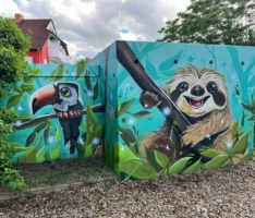 Neue Wandmalereien: Dschungeltiere beleben den Spielplatz am Konrad-Adenauer-Ring