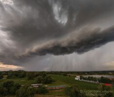 Gewitterwolke zieht wieder knapp an Nußloch vorbei