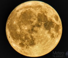 Nächtlicher Glanz: Der fast volle Mond erleuchtet Nußloch