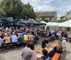 „Kirche mitten im Dorf“ – Nachbericht zum Ökumenisches Gemeindefest auf dem Lindenplatz