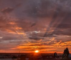 Himmlisches Spektakel: Krepuskularstrahlen verzaubern Abendhimmel