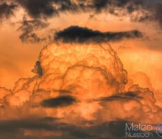 Majestätischer Cumulonimbus bei Sonnenuntergang über Nußloch