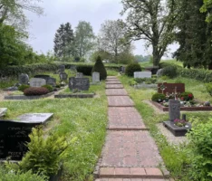 Urnenstelen auf dem Maisbacher Friedhof