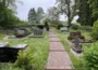 Urnenstelen auf dem Maisbacher Friedhof