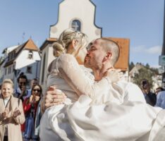 Eine zünftige Hochzeit mit Dirndl, Lederhosen und DJ Fleischkäse