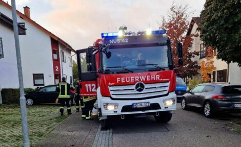 Feuerwehr öffnet Tür für Rettungsdienst