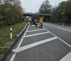 Einsatz der Freiwilligen Feuerwehr wegen auslaufender Betriebsstoffe auf der B3