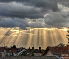 Schönes Krepuskularstrahlen/Wolken-schatten Feuerwerk heute in Nußloch