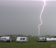 Blitzeinschlag auf Walldorfer Flugwiese