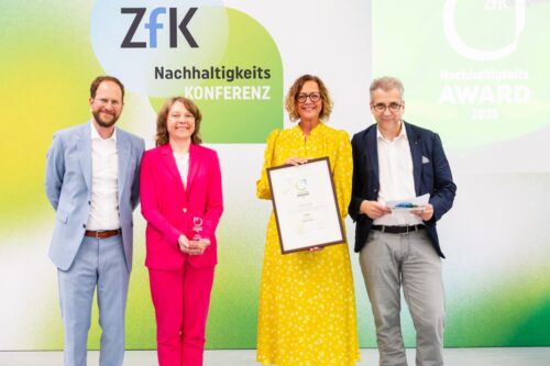 (v.l.n.r.) Carsten Wagner (Geschäftsführer VKU Verlag), Andrea Bender (Bereichsleiterin Kundenmanagement AVR Kommunal), Katja Deschner (Vorständin AVR Kommunal) und Hans-Peter Hoeren (stv. Chefredakteur ZfK)