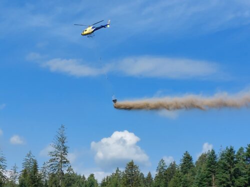 Regenerationsorientierte Bodenschutzkalkung: Der eingesetzte Helikopter überfliegt betroffene Waldgebiete und schüttet fein gemahlenes Dolomitgestein aus. Foto: LFV, M. Sihorsch