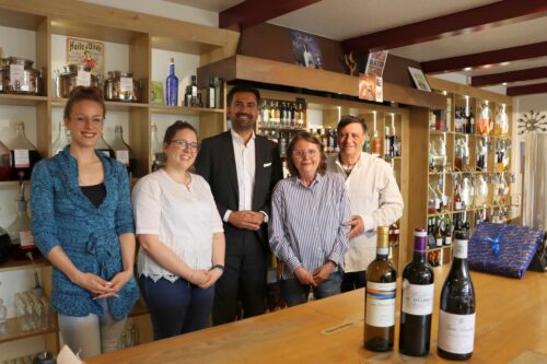 Drei Lieblingsweine: Merit Galley, Lydia Falter, Bürgermeister Hakan Günes, Heidi Falter und Roland Falter (v. l.) im Weinkontor Falter. Foto: Gemeinde Sandhausen