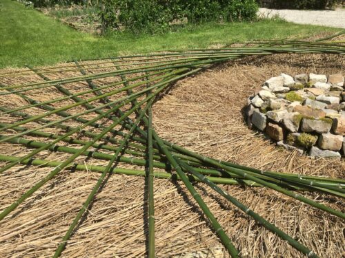 Die Künstlerinnen Barbara Guthy und Soana Schüler verfolgen mit ihren kleinen Interventionen und großen Installationen einen puristischen Ansatz nachhaltiger LandArt.