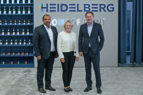 Standortleiter Orhan Bekyigit, Christiane Staab MdL und CEO Jürgen Otto im Dialog. Die Heidelberger Druckmaschinen feiern in diesem Jahr ihr 175-jähriges Bestehen. Foto: Christine Fischer