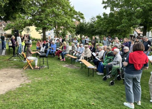 Rund 50 Teilnehmende folgten der Einladung zur Premiere von „Nußloch singt“ mit dem Chor „Die Stimmbande“.