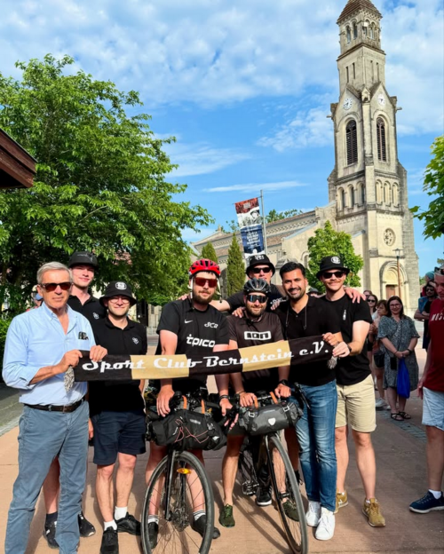 Die Radler Max Köhler und Tobias Eberle, die von Sandhausen in die französische Parntergemeinde gefahren waren, werden in Lège-Cap-Ferret gebührend empfangen.  
Fotos: Gemeinde Sandhausen 
